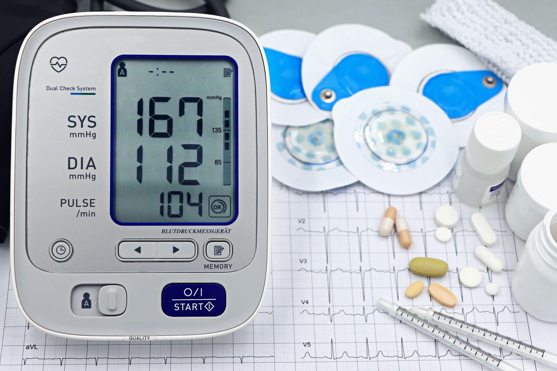 Doctor standing with a stethoscope, representing medical advice regarding the real cause of high blood pressure.