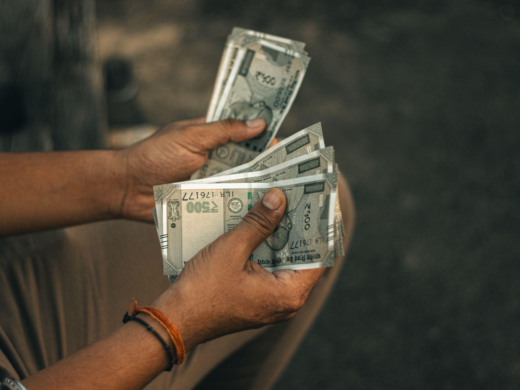 A gold coin sitting on top of a growing green bar chart, representing a strategy to invest 500 dollars for long-term wealth.